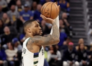 开云官网-猛龙惊险胜利：雄鹿全队失准三分球的简单介绍