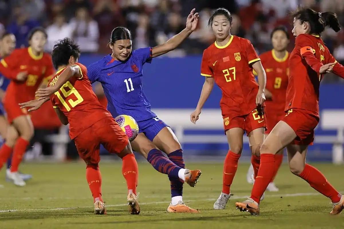 美国女足队成功防守，赢得比赛