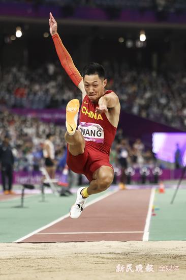 俄罗斯田径选手夺金，震撼全场观众