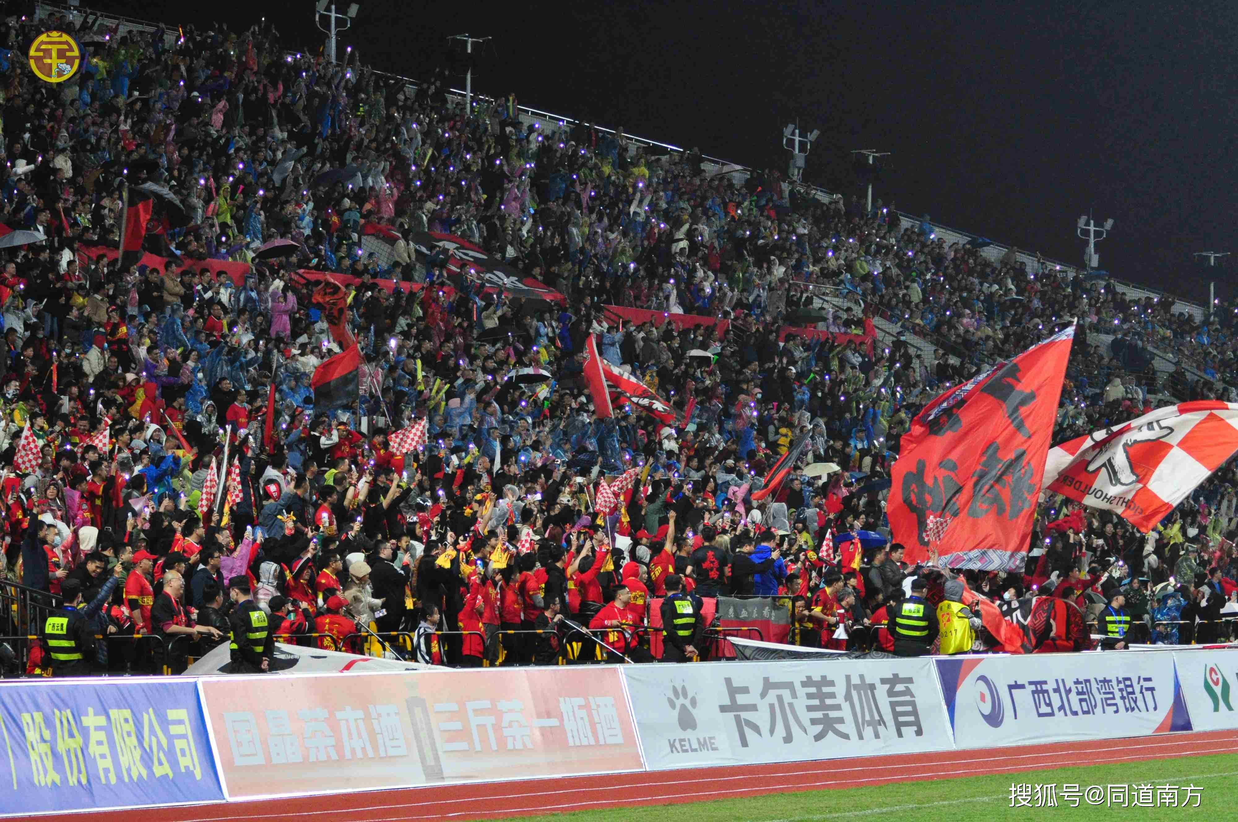 关于海外足球联赛精彩瞬间,球迷狂热观战的信息 关于海外足球联赛精彩瞬间,球迷狂热观战的信息