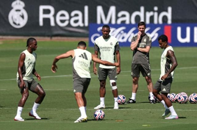 充满悬念!俱乐部友谊在伯纳乌球场上演 充满悬念!俱乐部友谊在伯纳乌球场上演