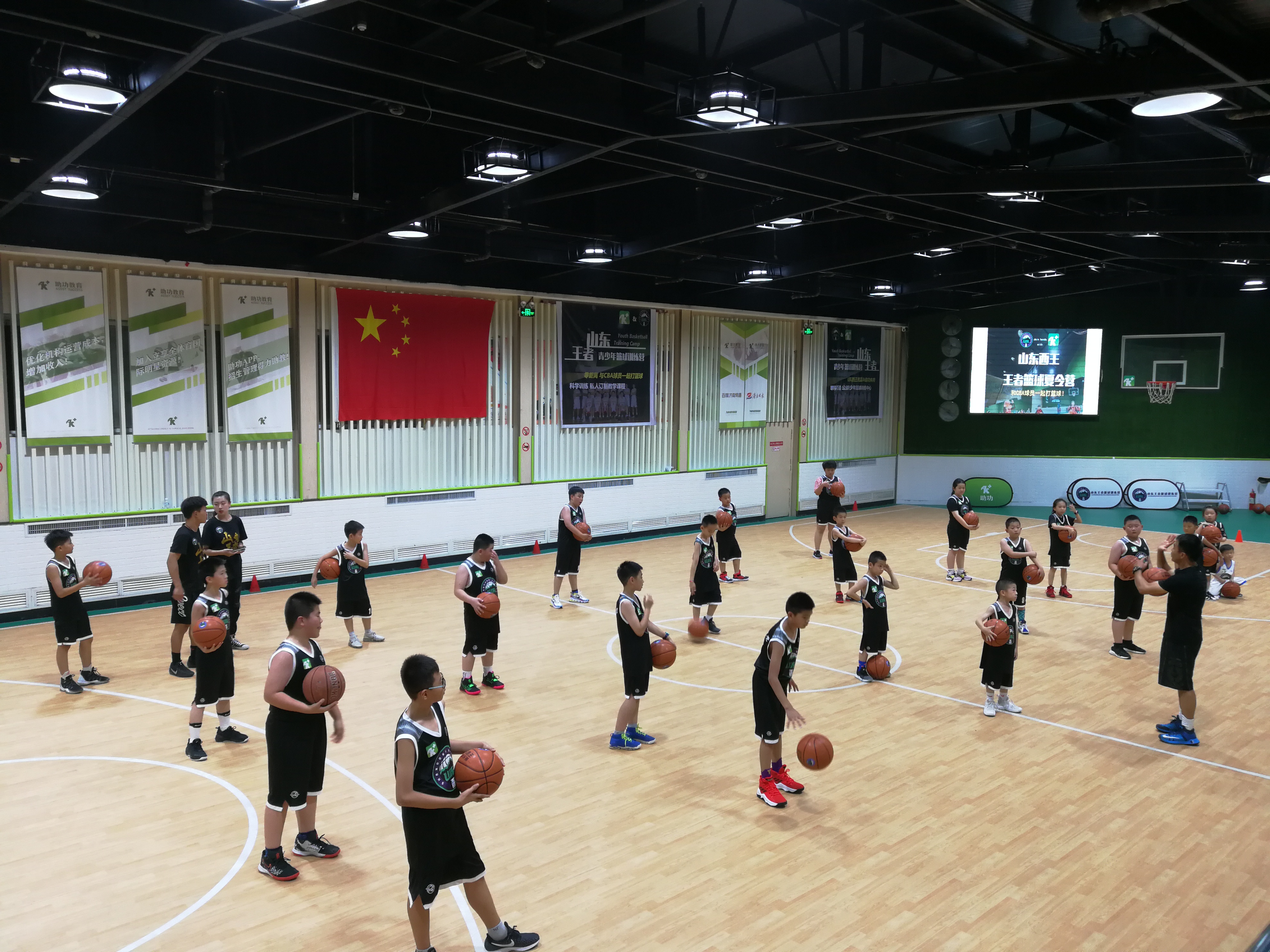 礼貌的比赛精神,让球场更具竞技风范 礼貌的比赛精神,让球场更具竞技风范