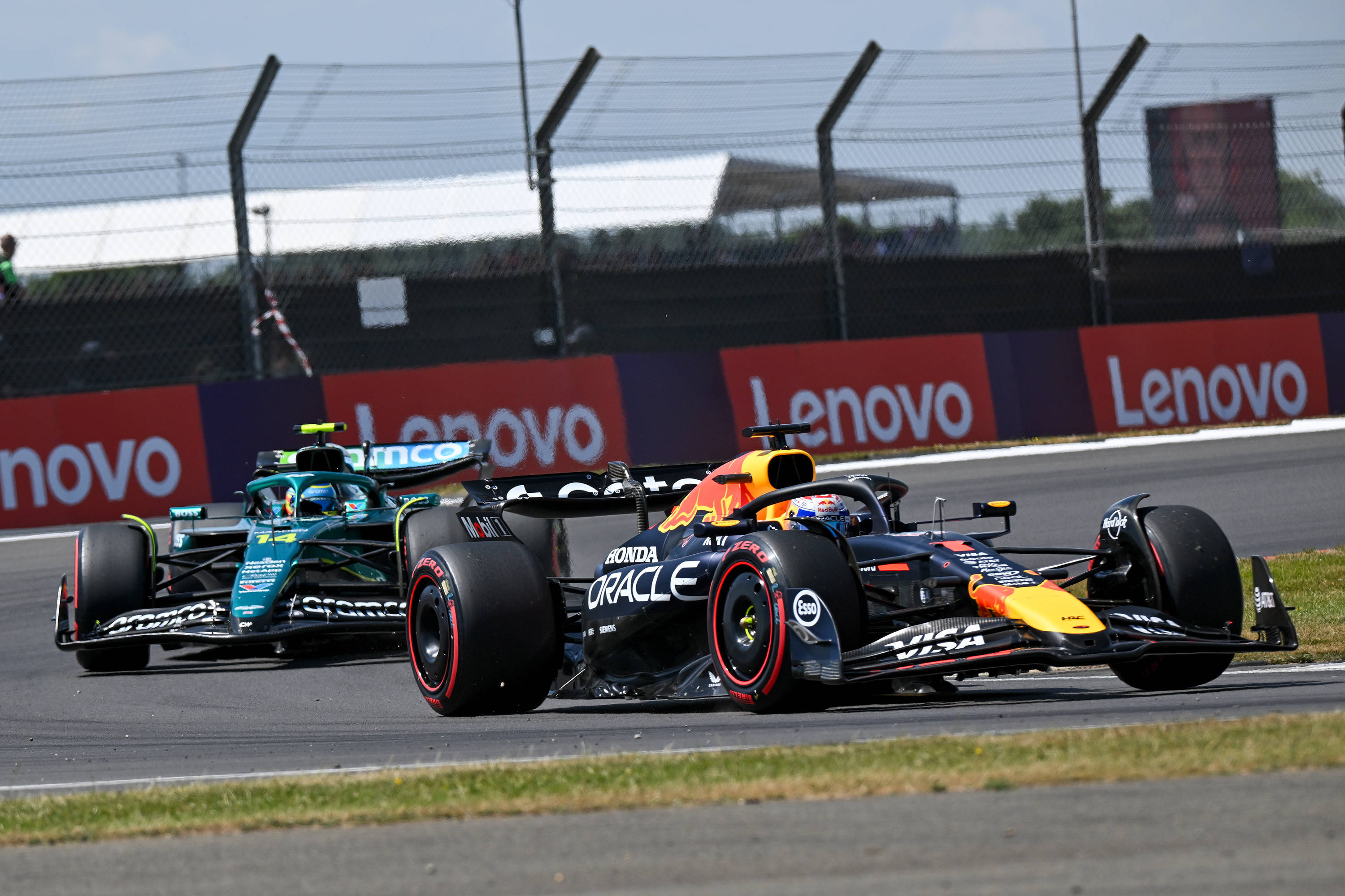 梅赛德斯鏖战迈凯伦,塞恩斯惊艳四座 梅赛德斯鏖战迈凯伦,塞恩斯惊艳四座